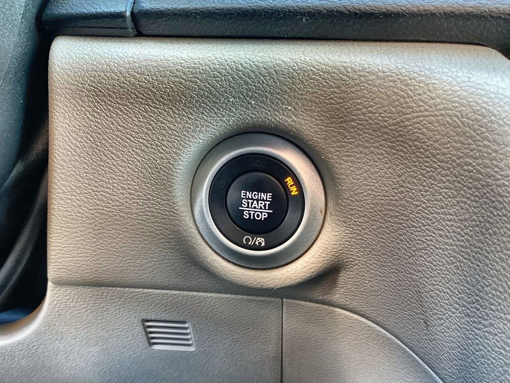 Used 2023 Chrysler Pacifica Touring-L image 16