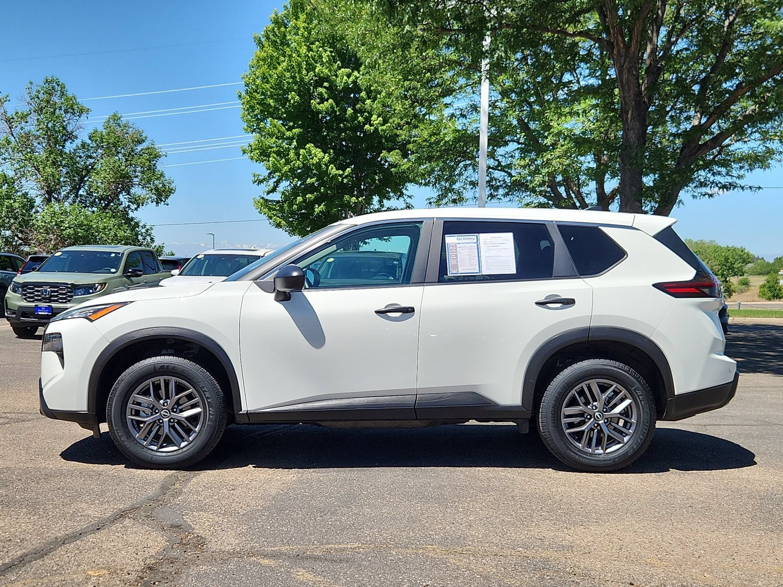Used 2024 Nissan Rogue S AWD/4WD image 2