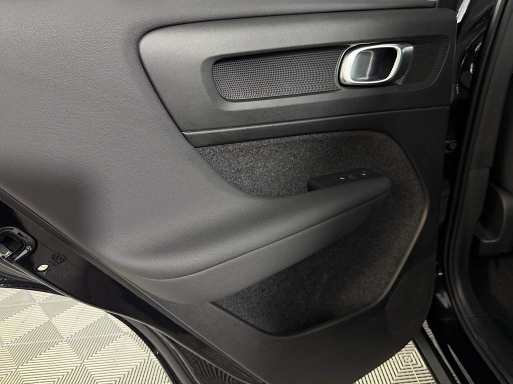 Used 2025 Volvo XC40 B5 Core image 27