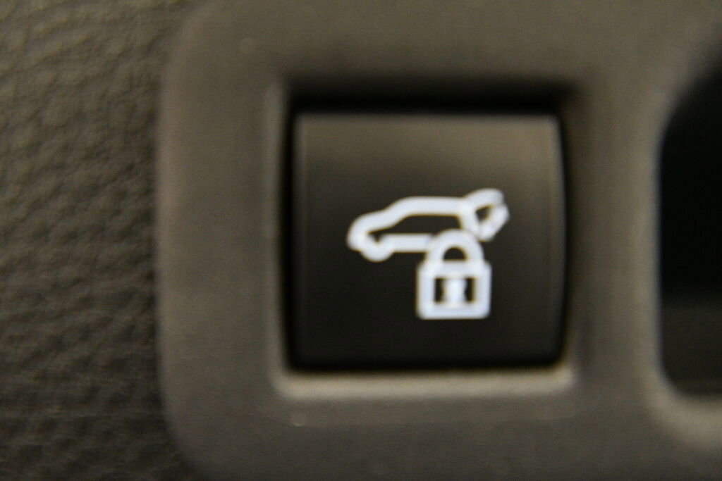 Used 2025 Toyota Sienna XSE w/ XSE Plus Package image 25