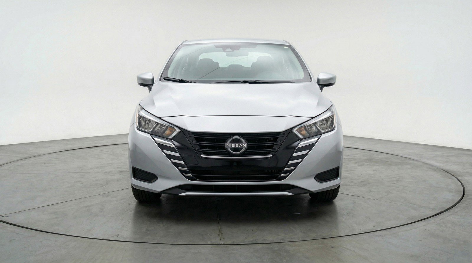 Used 2025 Nissan Versa SV image 2