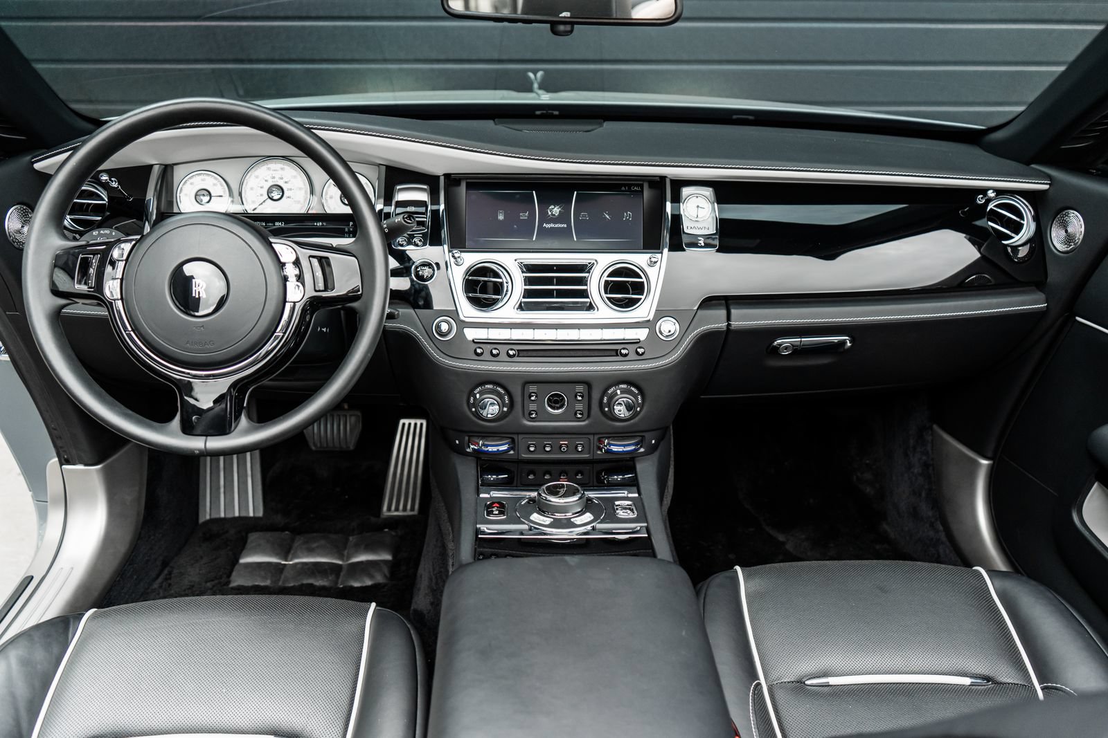 Used 2020 Rolls-Royce Dawn RWD image 4