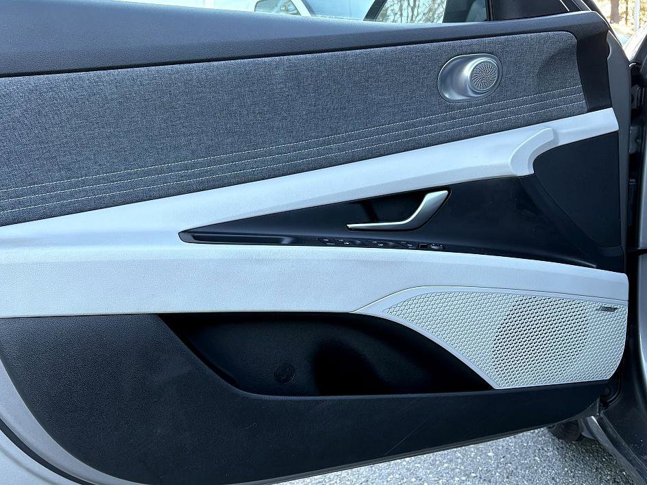 Used 2023 Hyundai Elantra Limited image 16