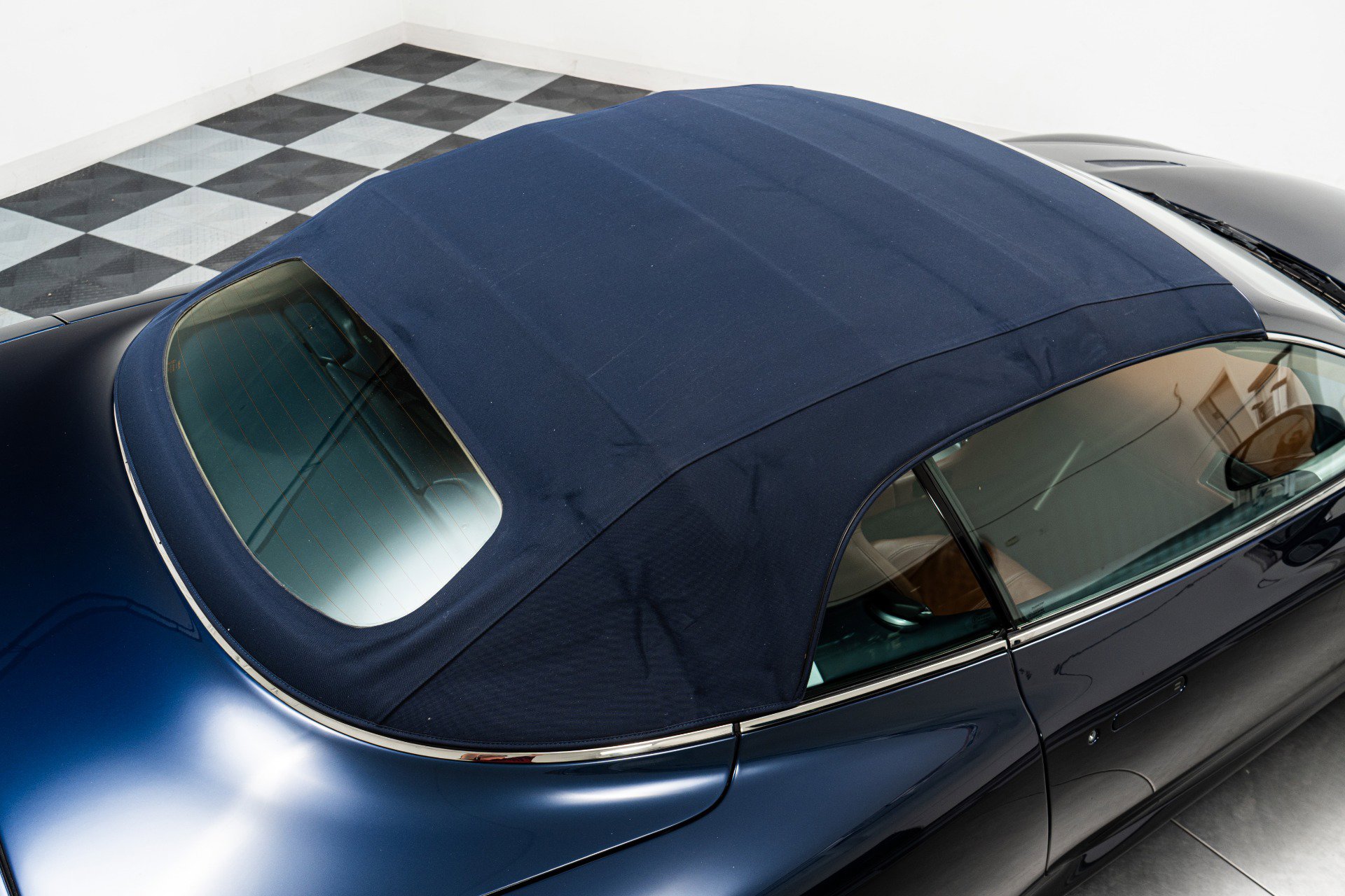 Used 2011 Aston Martin DB9 Volante RWD image 34