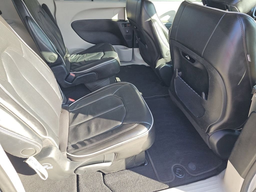Used 2023 Chrysler Pacifica Limited AWD/4WD image 5