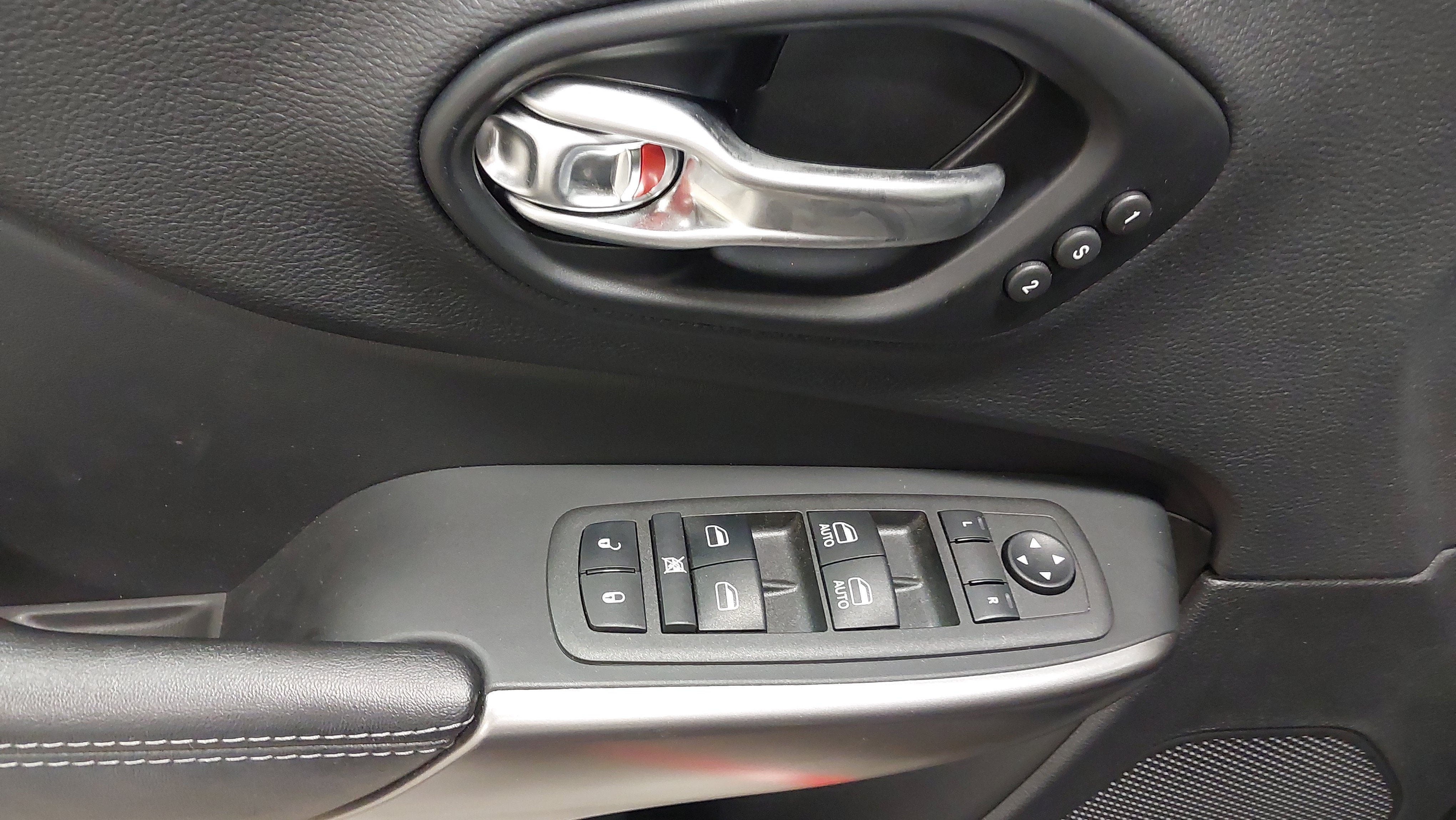 Used 2022 Jeep Cherokee Limited AWD/4WD image 25