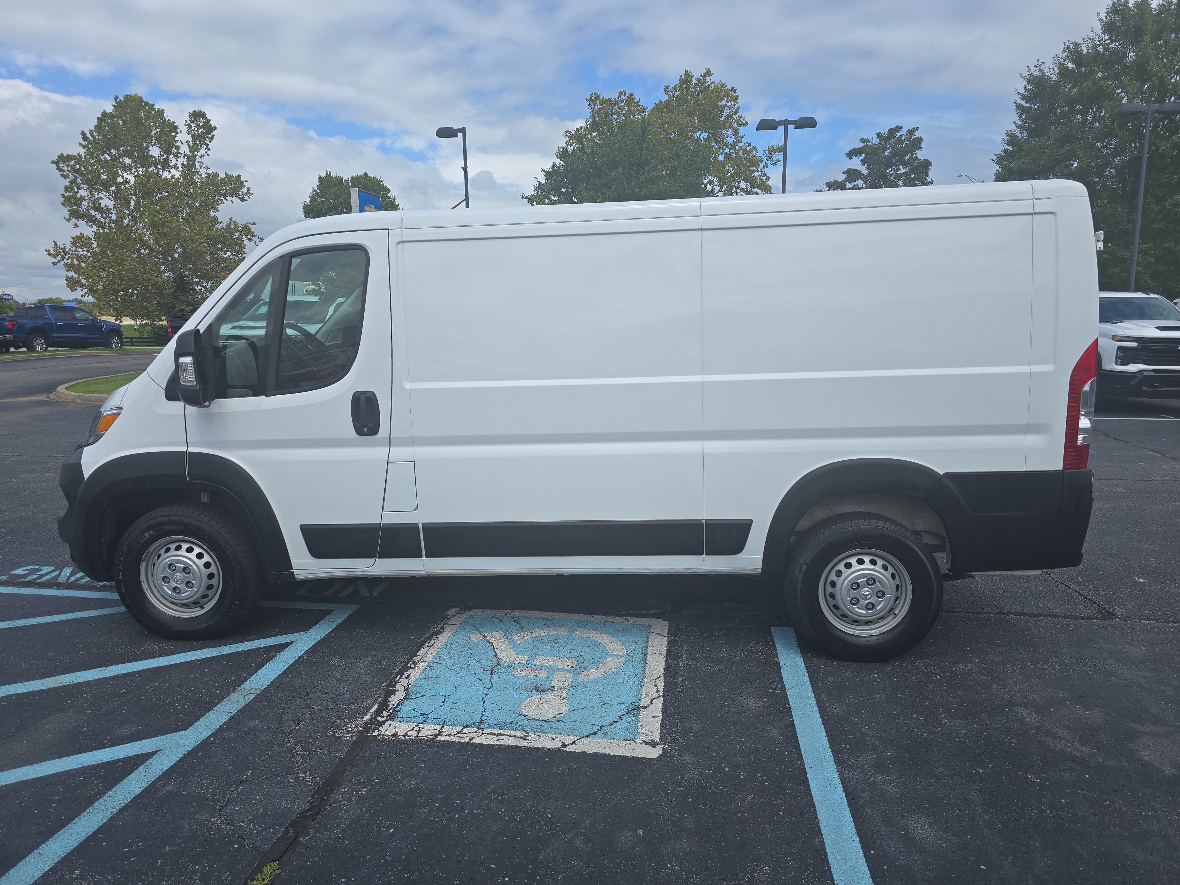 Used 2025 RAM ProMaster 2500 w/ Convenience Group FWD image 11