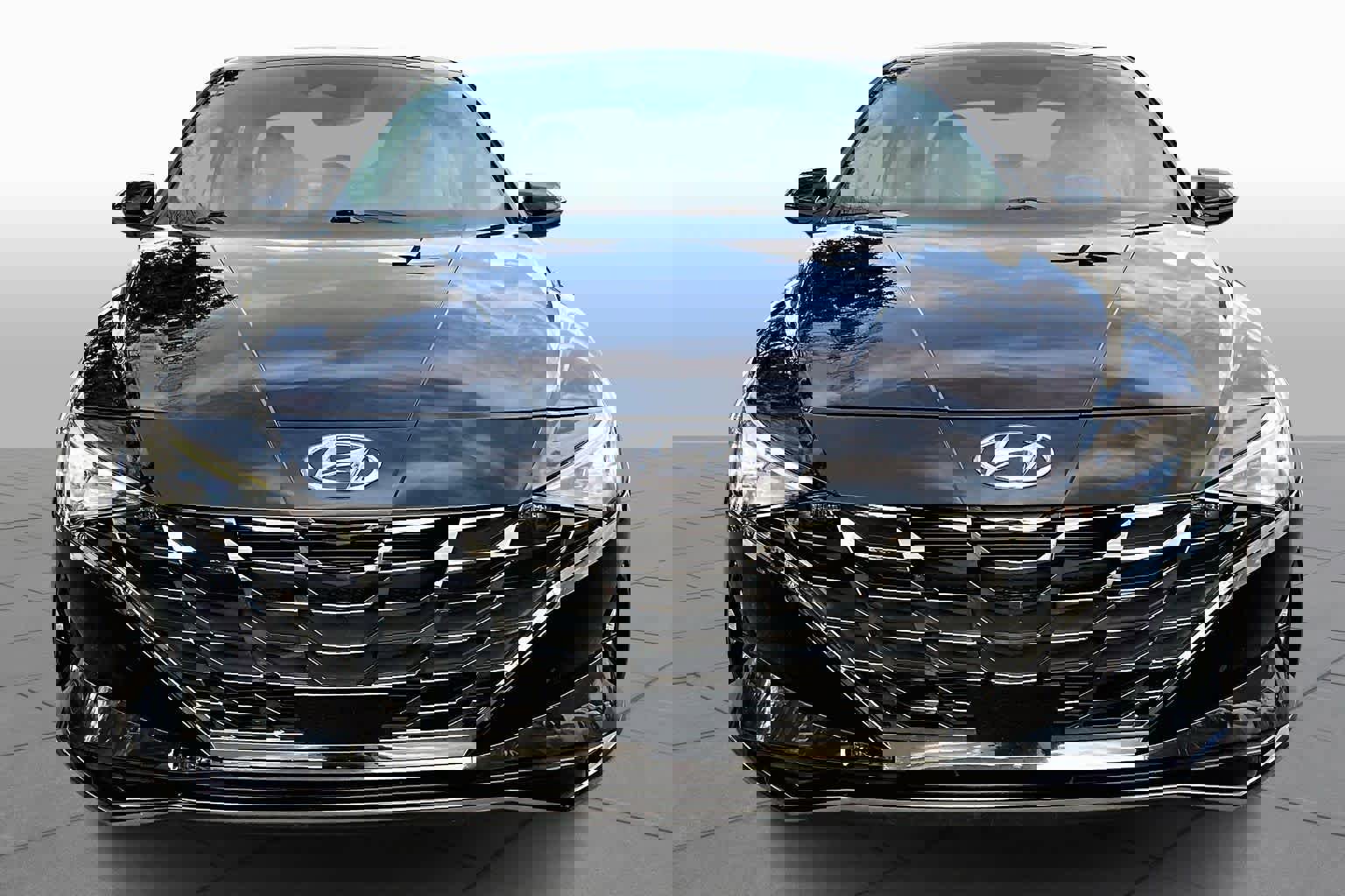 Used 2022 Hyundai Elantra Limited w/ Preferred Accessory Package image 4