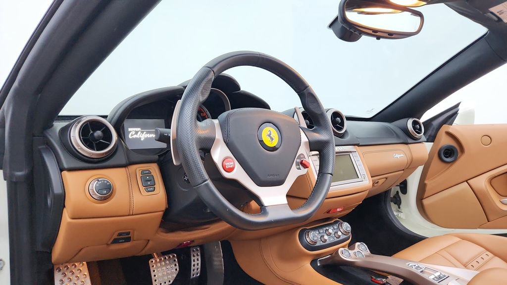 Used 2014 Ferrari California image 17