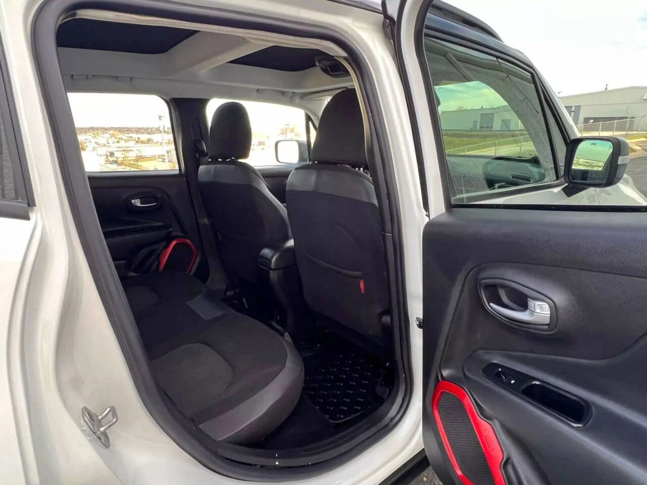 Used 2015 Jeep Renegade Trailhawk w/ Safety & Security Group I AWD/4WD image 19