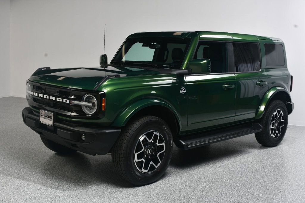 Used 2025 Ford Bronco Outer Banks AWD/4WD image 2