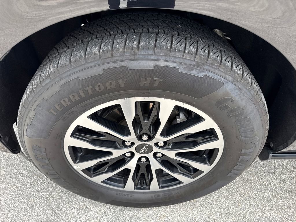 Used 2025 Ford Expedition Platinum AWD/4WD image 13