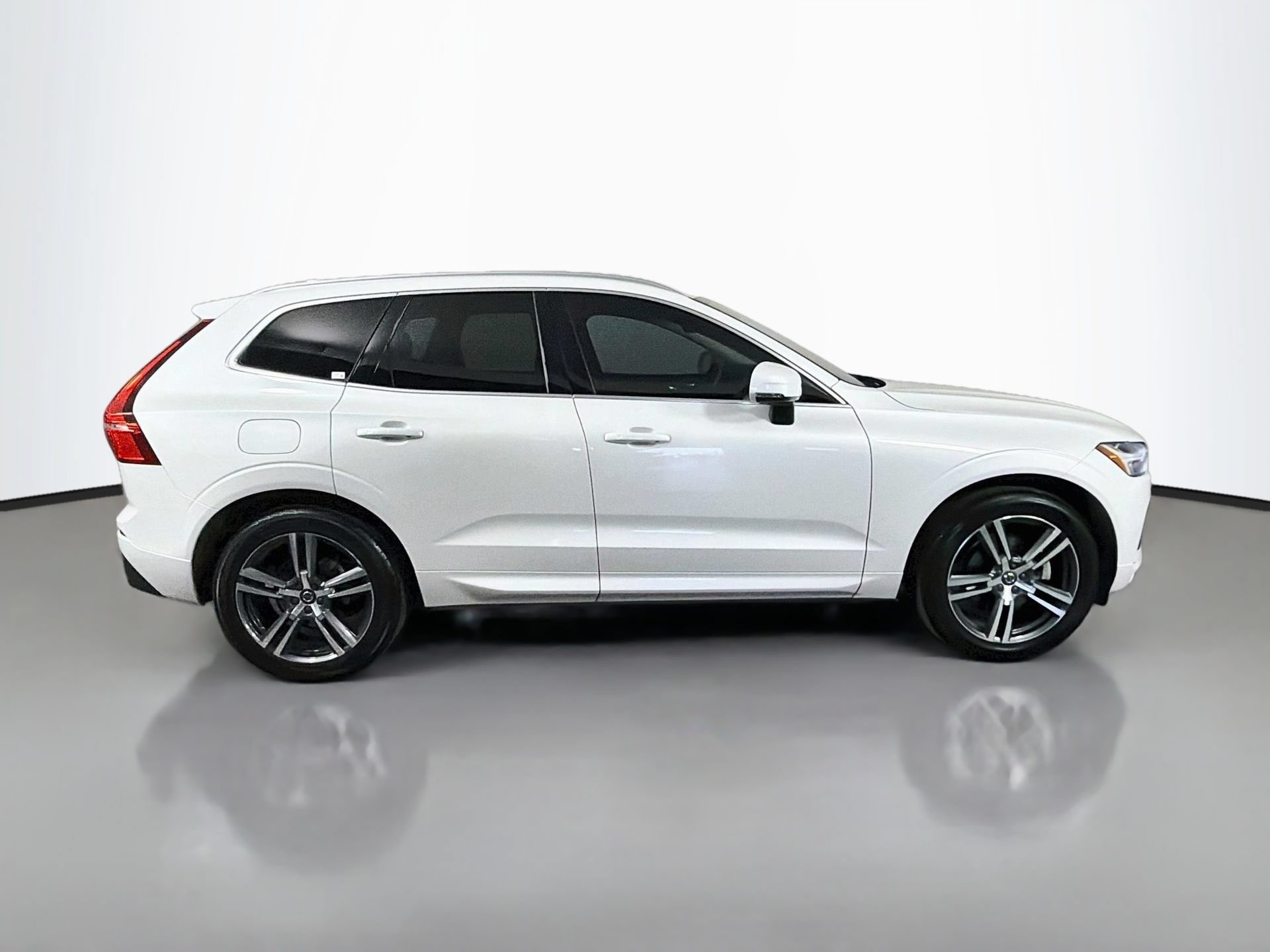 Used 2021 Volvo XC60 T5 Momentum w/ Premium Package FWD image 5