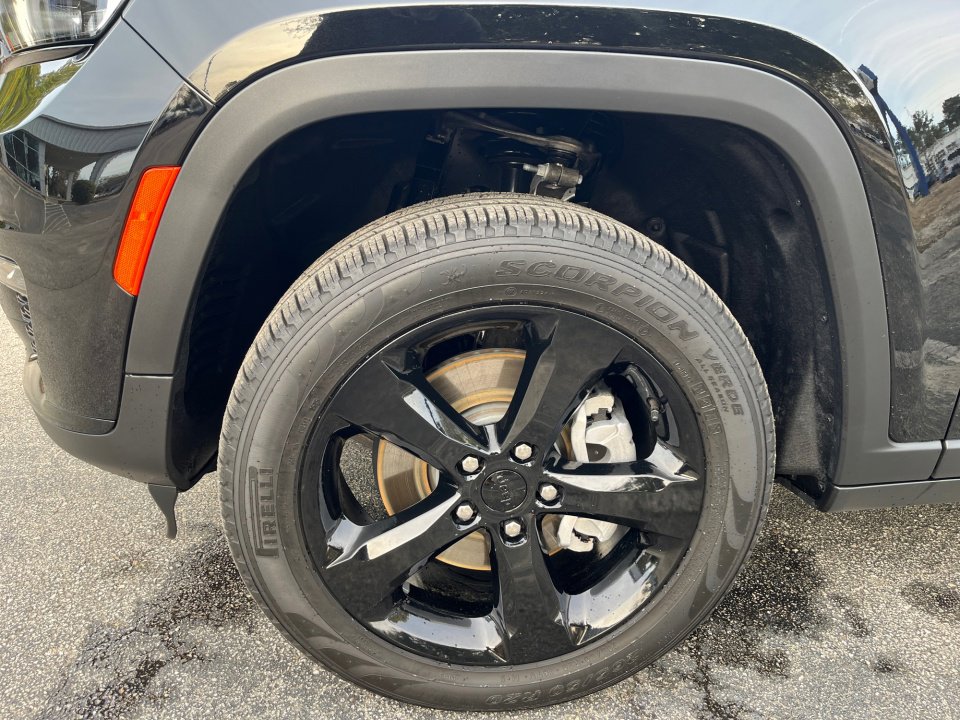 Used 2025 Jeep Grand Cherokee L Limited w/ Black Appearance Package image 27