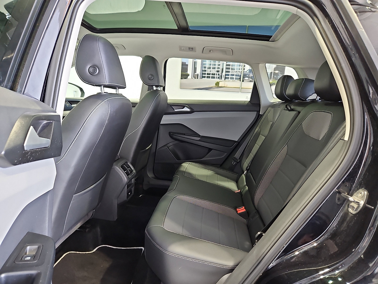 Certified 2023 Volkswagen Taos SE w/ Panoramic Sunroof Package FWD image 8