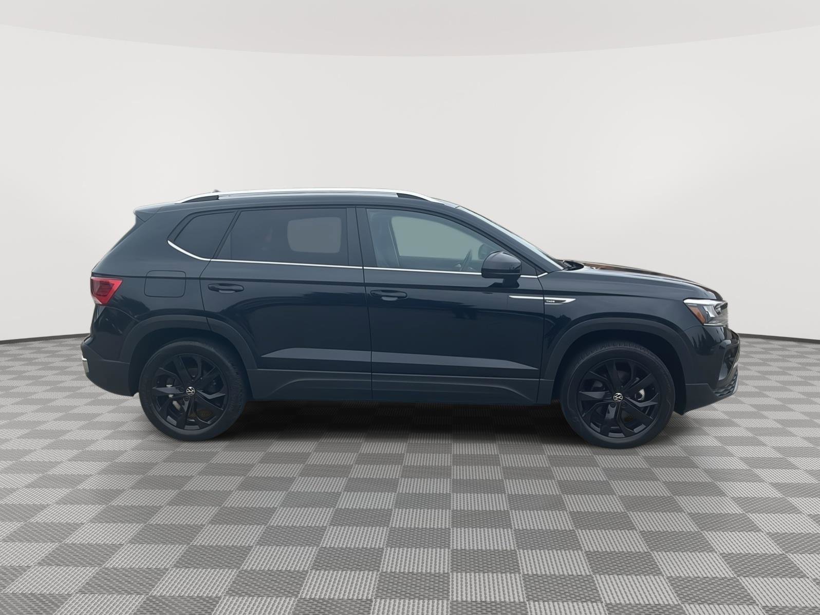 Used 2022 Volkswagen Taos SE w/ Panoramic Sunroof Package AWD/4WD image 4