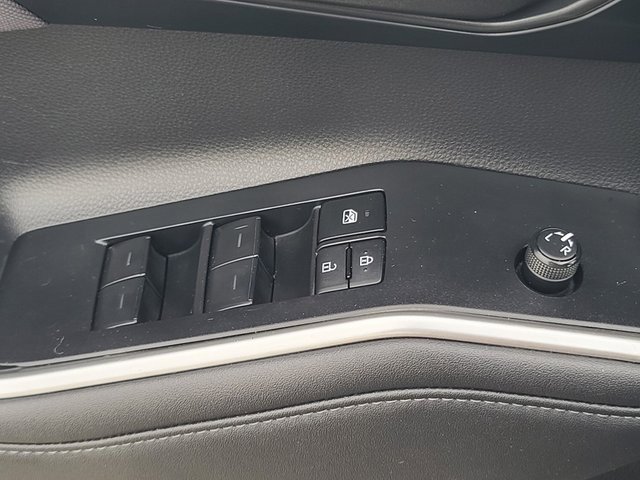 Used 2023 Toyota Highlander LE image 32