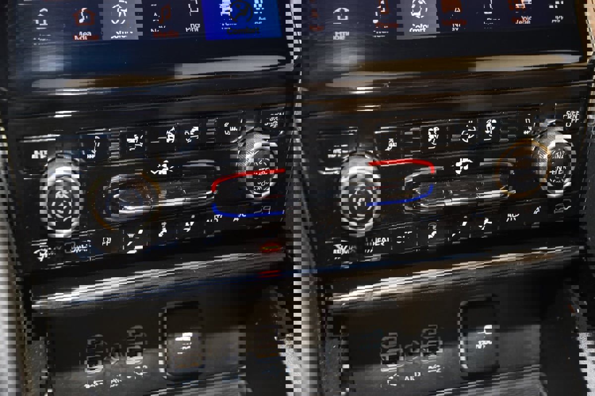 Used 2023 Jeep Grand Cherokee Summit w/ Luxury Tech Group V image 34