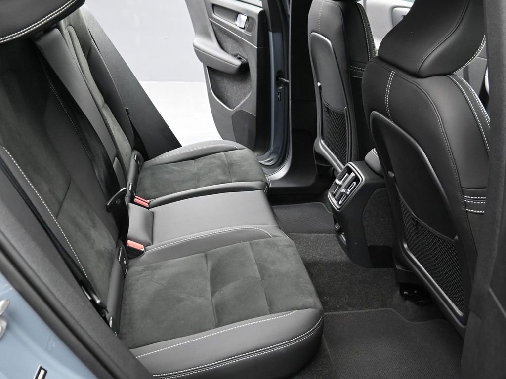 Used 2023 Volvo XC40 Recharge Plus image 17