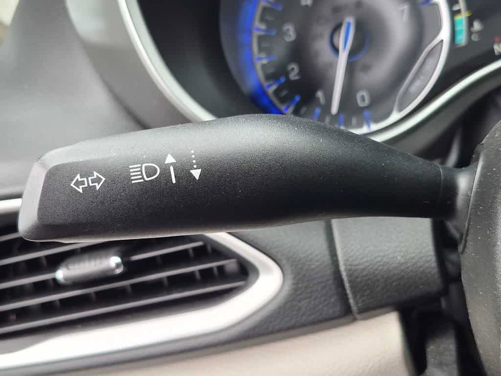 Used 2023 Chrysler Pacifica Touring-L FWD image 31