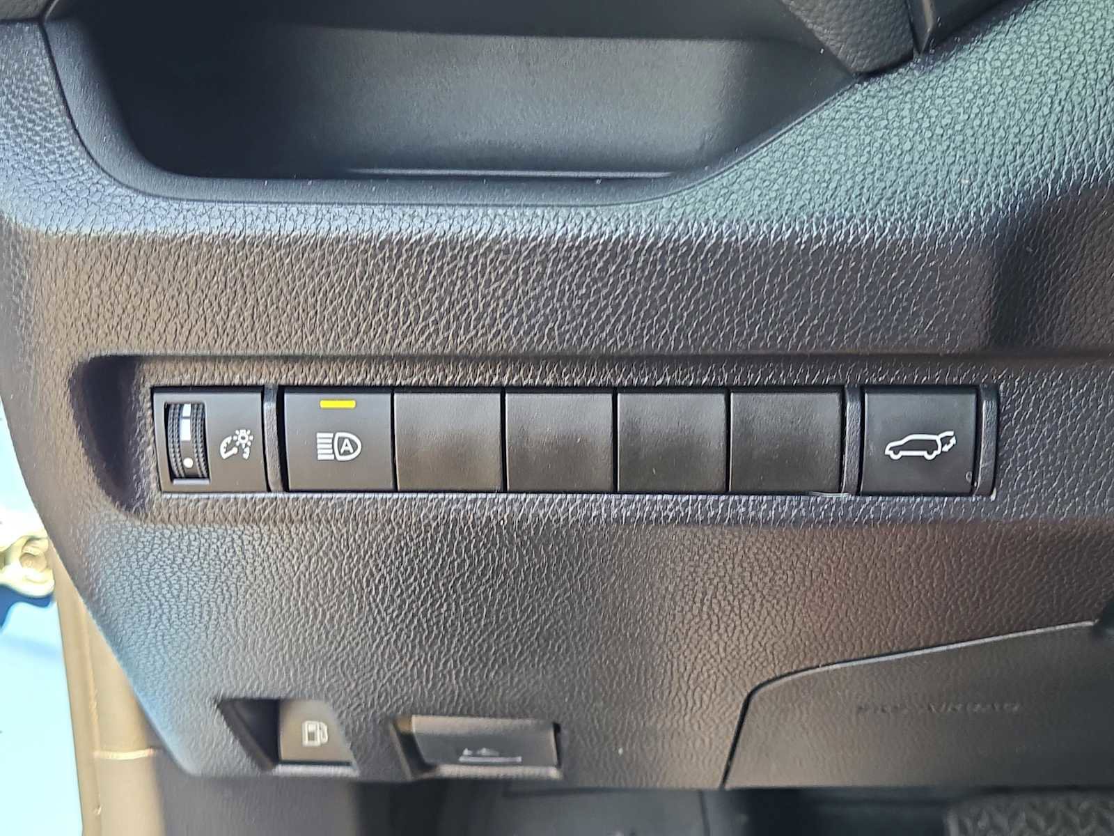 Used 2025 Toyota RAV4 XSE AWD/4WD image 22