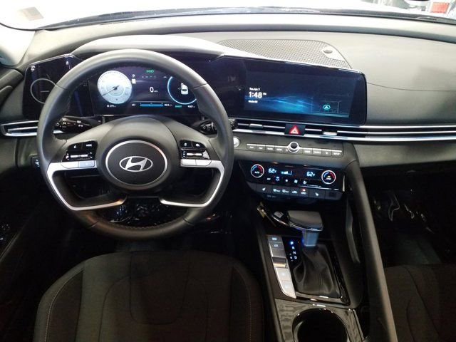 Certified 2025 Hyundai Elantra SEL image 3