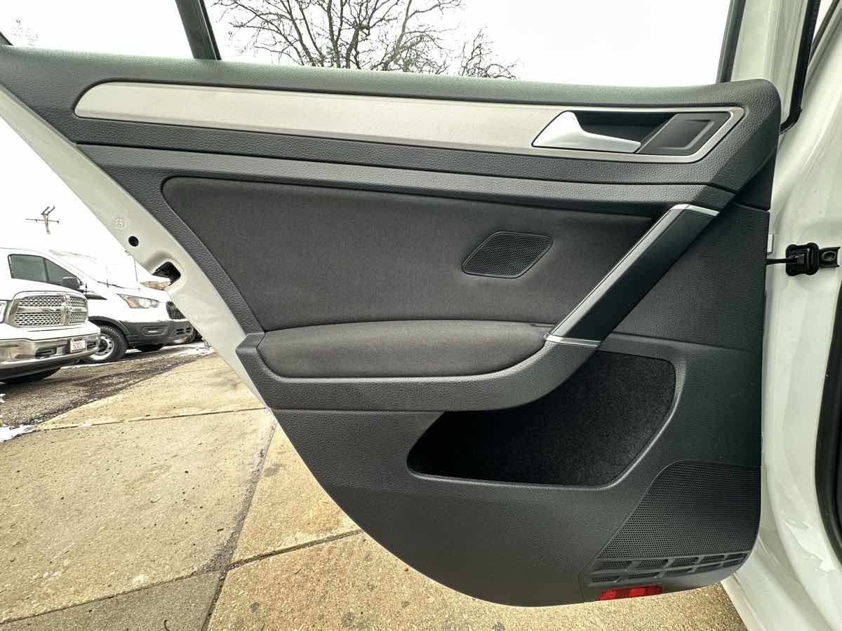 Used 2016 Volkswagen e-Golf SE image 16