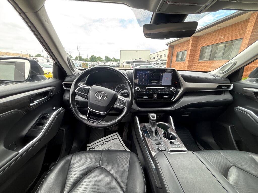 Used 2021 Toyota Highlander Limited image 19