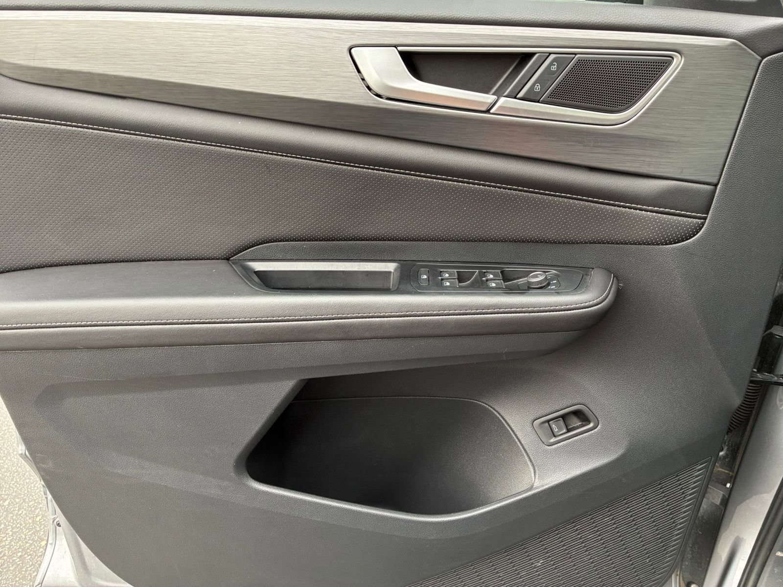 Used 2025 Volkswagen Atlas Cross Sport SE image 18