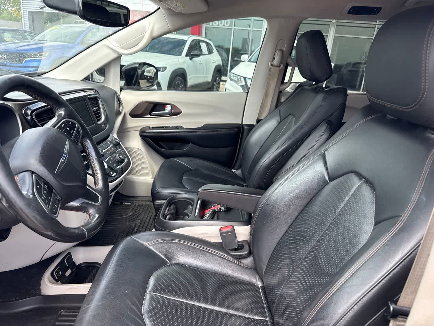 Used 2019 Chrysler Pacifica Touring-L FWD image 14