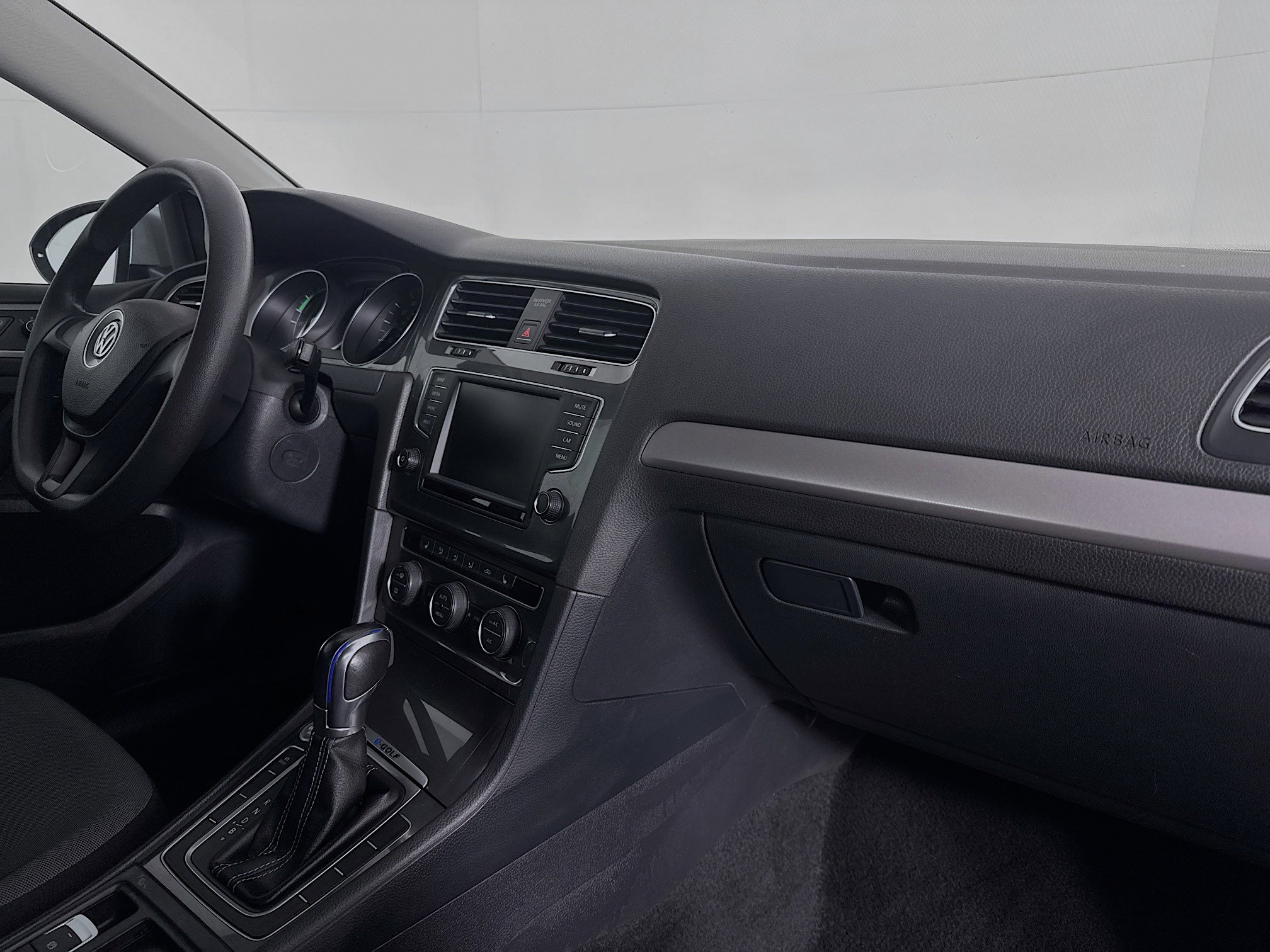 Used 2016 Volkswagen e-Golf SE w/ DC Fast Charging Package image 27