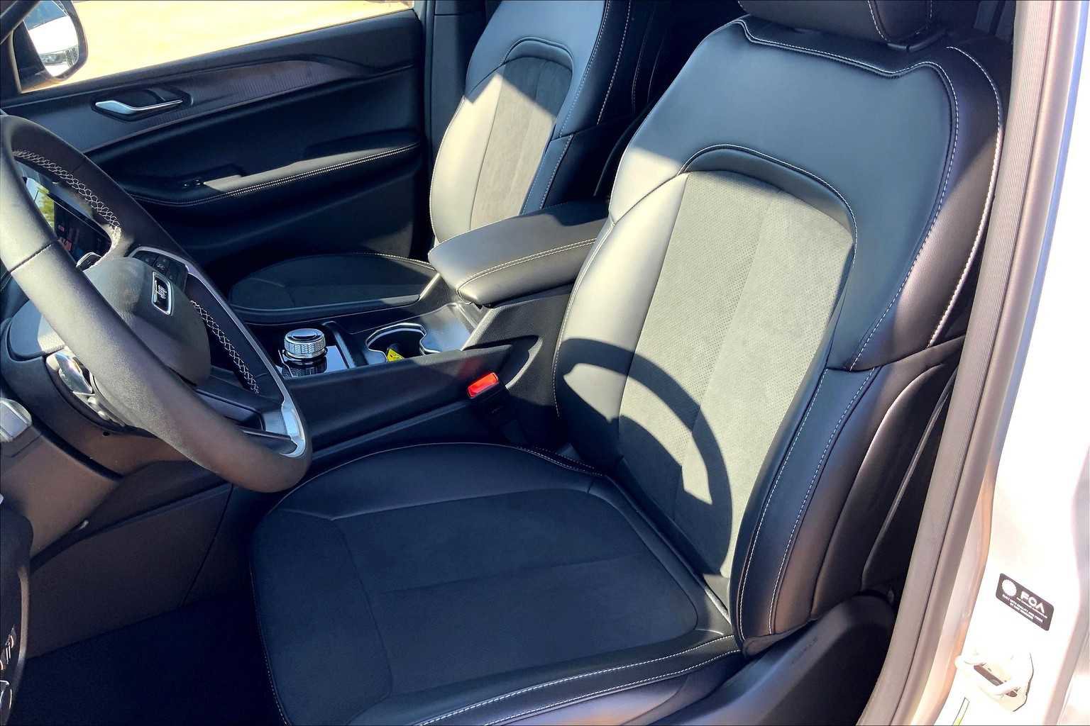 New 2025 Jeep Grand Cherokee Altitude image 9