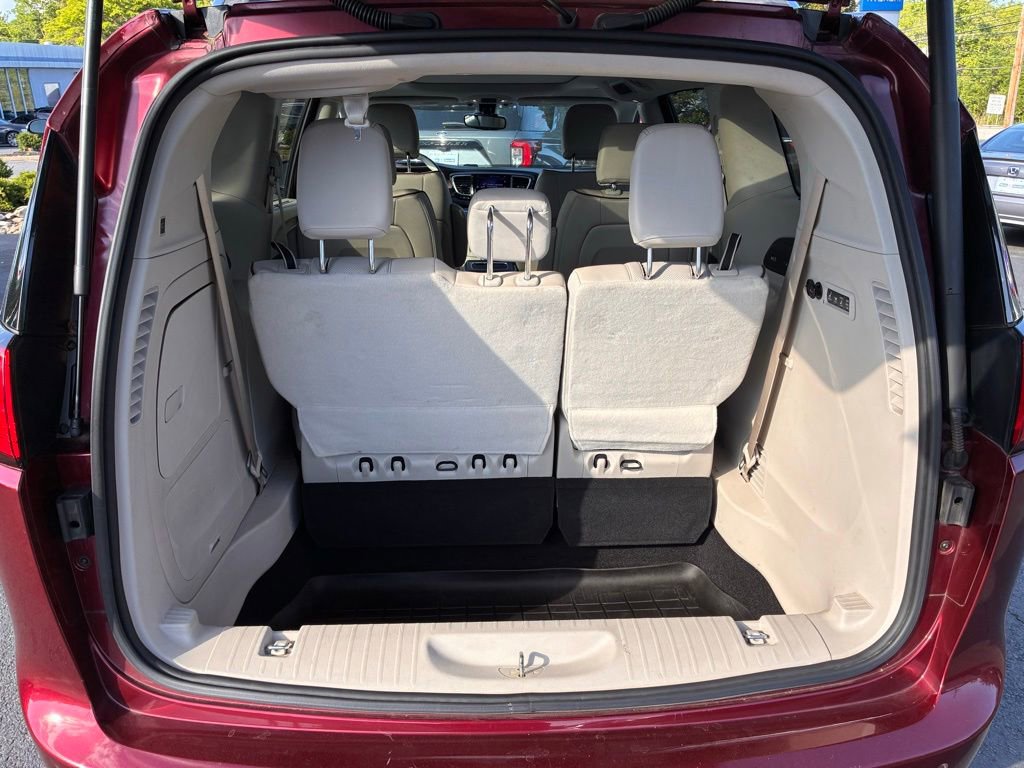 Used 2017 Chrysler Pacifica Limited FWD image 12
