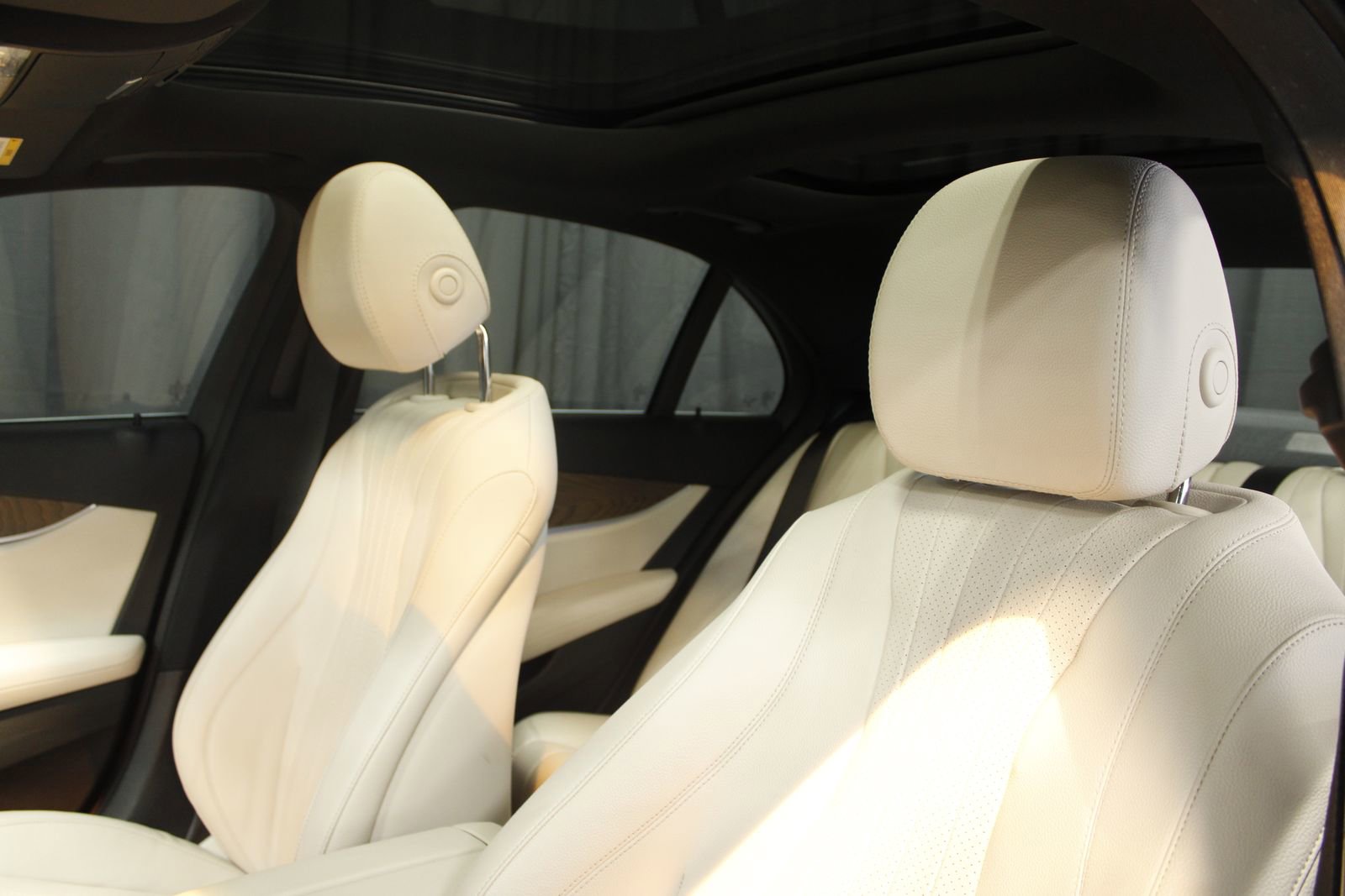 Used 2022 Mercedes-Benz E 350 4MATIC Sedan image 5