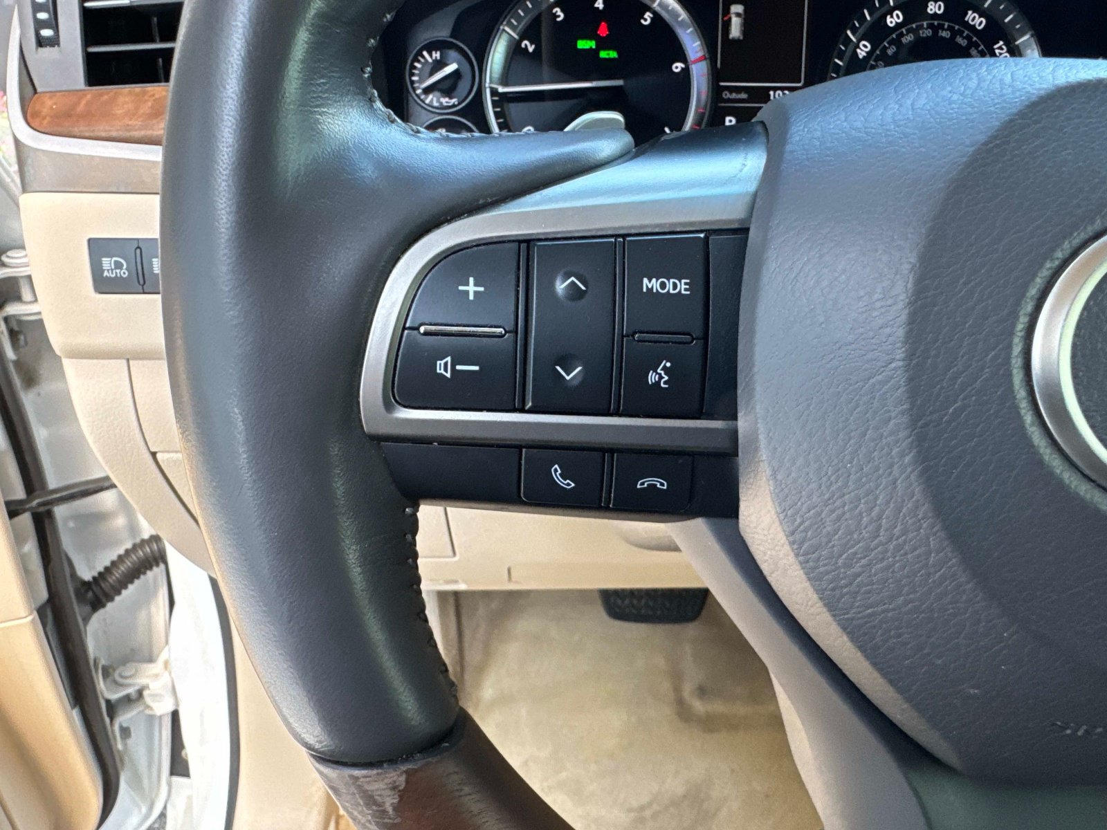 Used 2021 Lexus LX 570 4WD w/ Luxury Package image 32