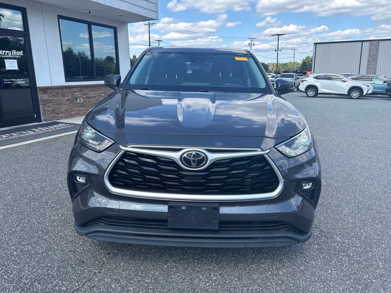 Used 2022 Toyota Highlander LE AWD/4WD image 9