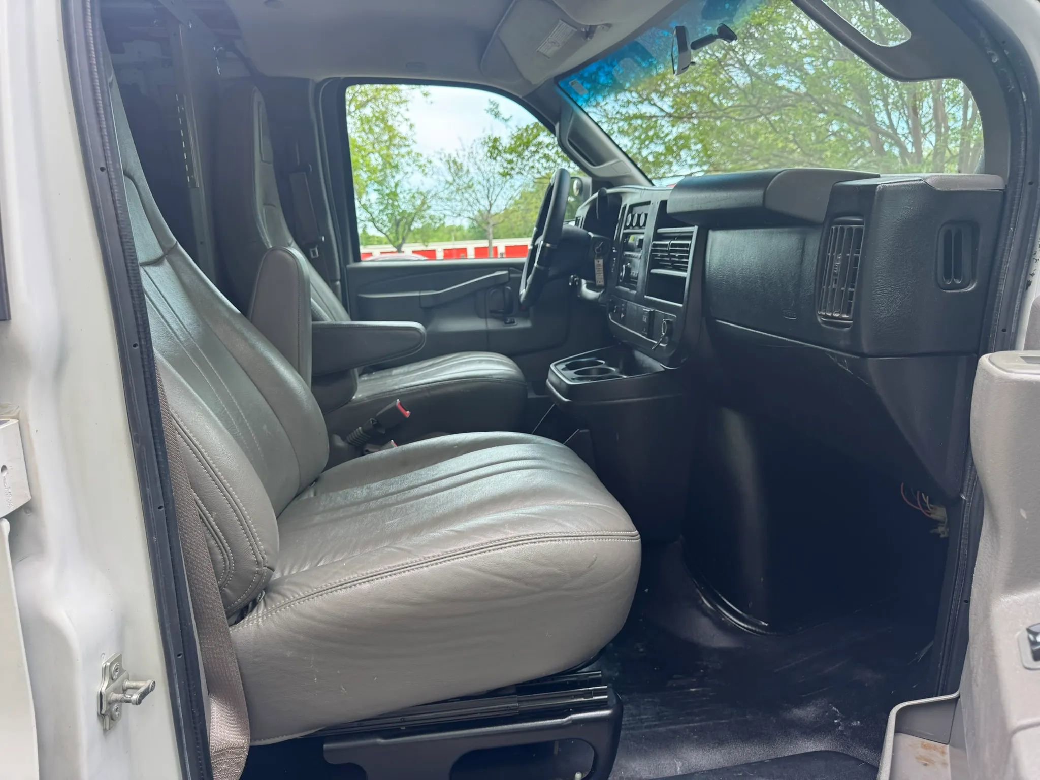 Used 2017 Chevrolet Express 2500 image 10