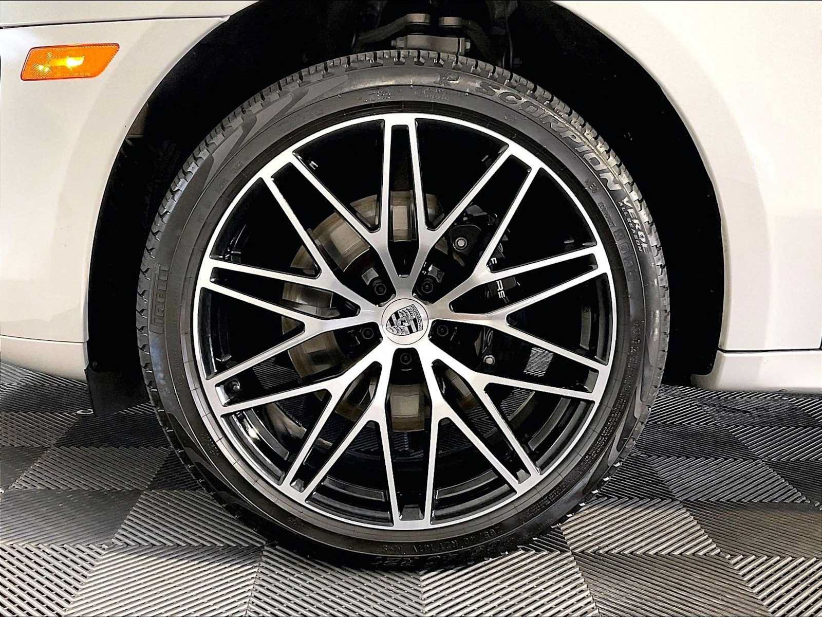 Certified 2024 Porsche Macan S AWD/4WD image 11