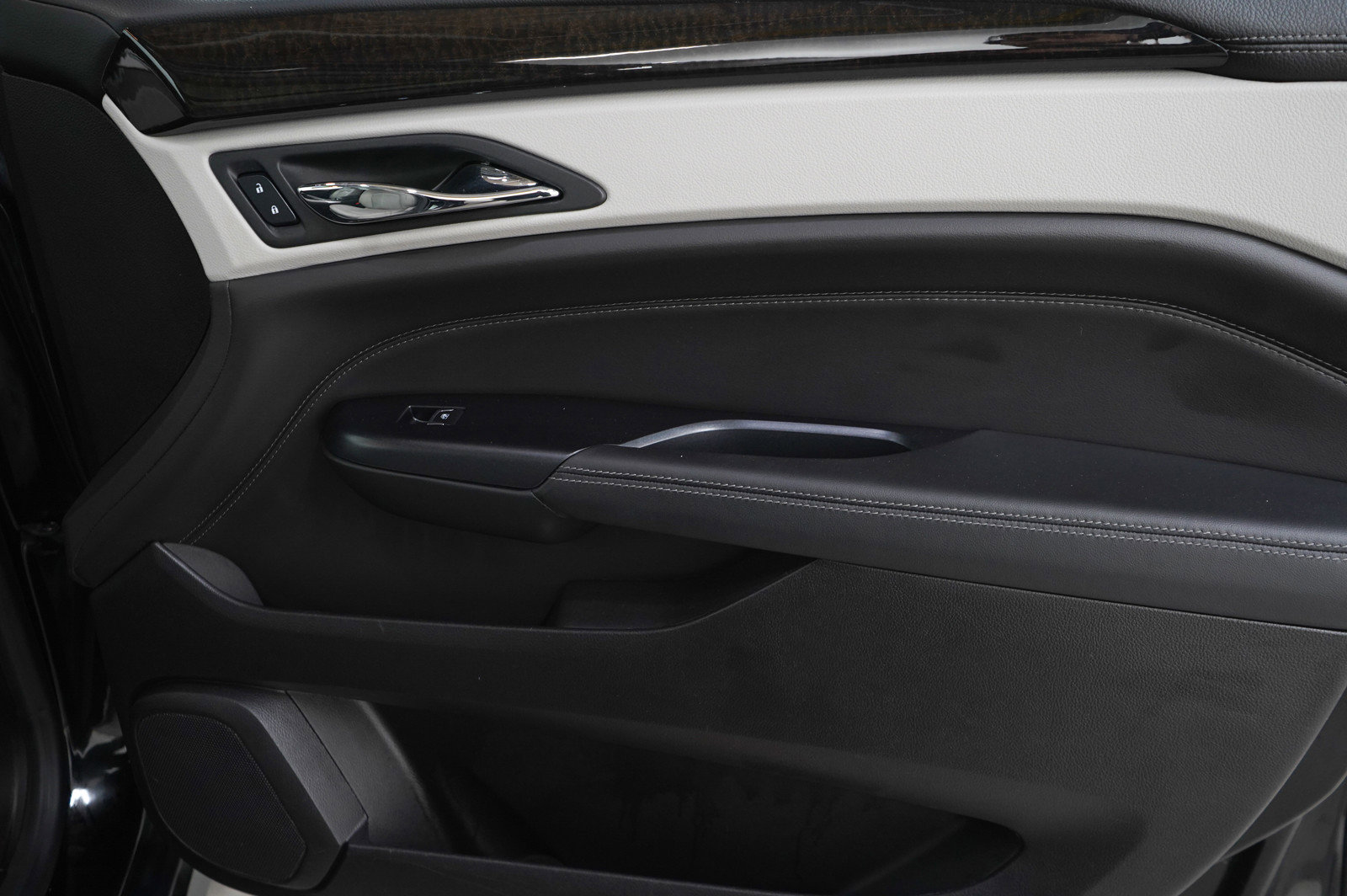 Used 2016 Cadillac SRX Luxury w/ Driver Awareness Package AWD/4WD image 9