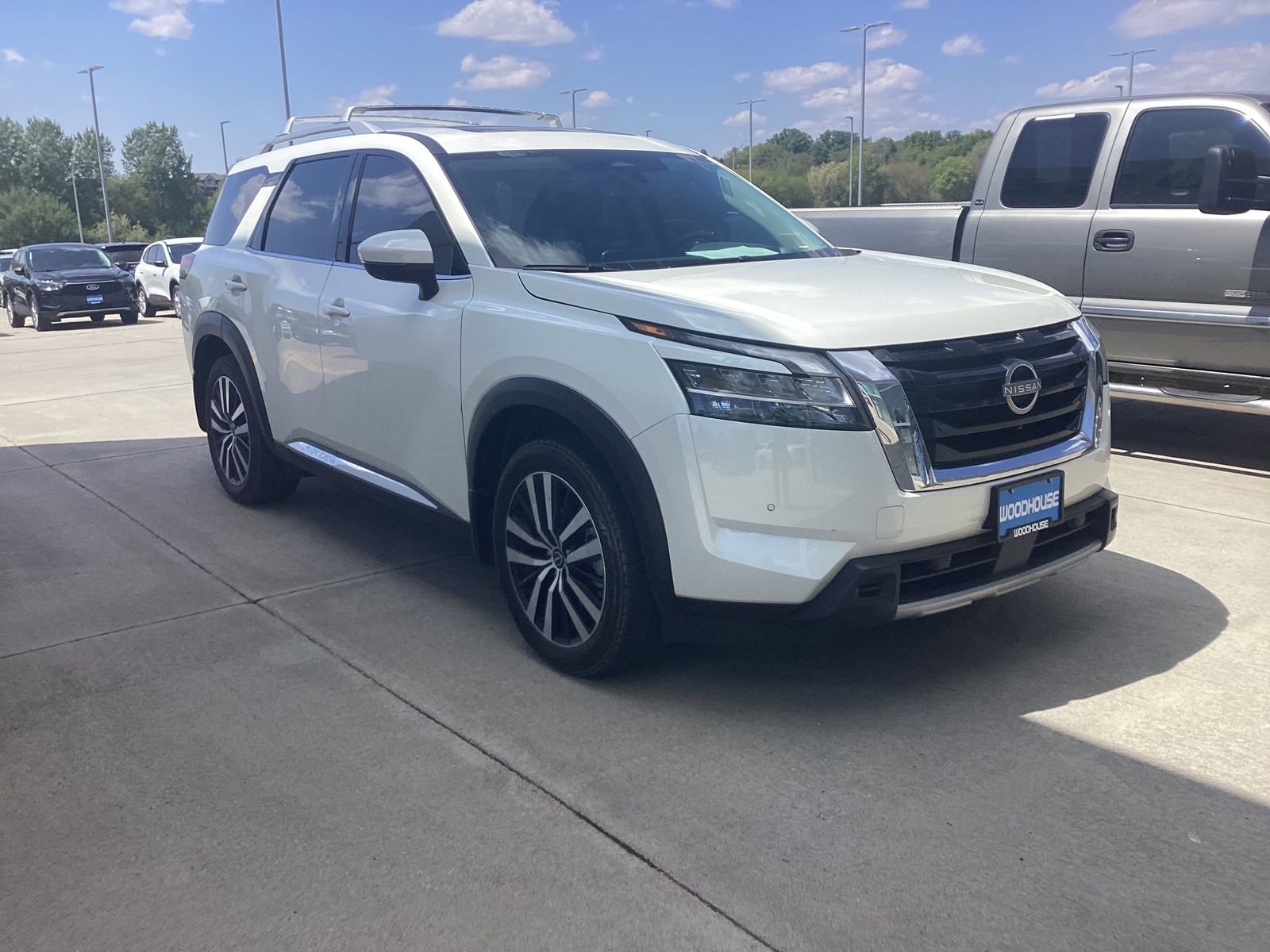 Used 2024 Nissan Pathfinder Platinum w/ Cargo Package AWD/4WD image 2