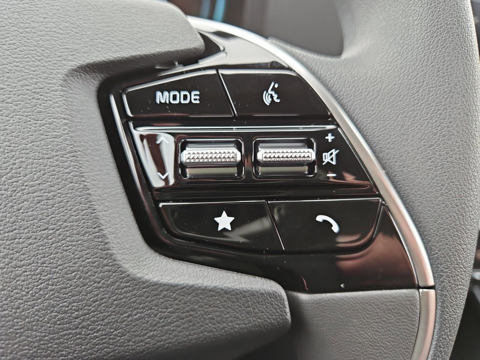 Used 2025 Kia Niro LX image 26