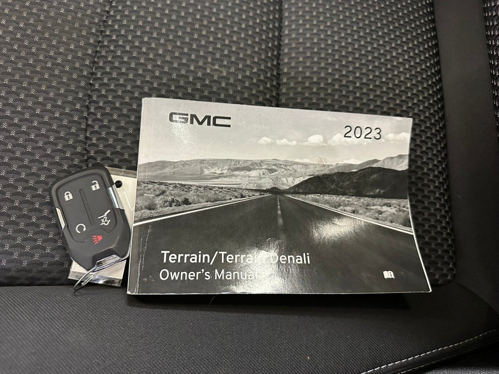 Used 2023 GMC Terrain SLE w/ Driver Convenience Package FWD image 4