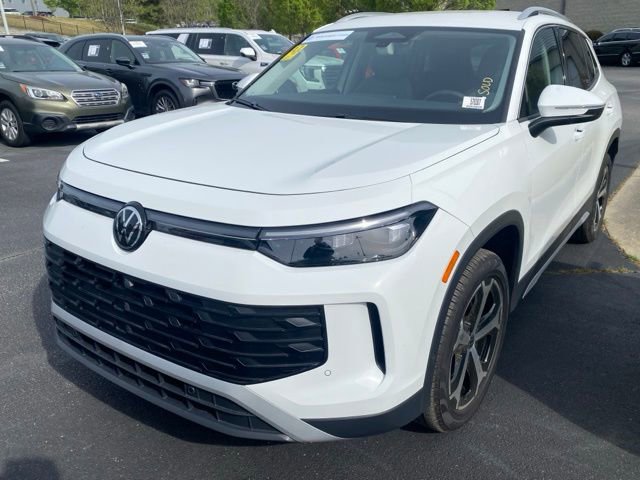 Used 2025 Volkswagen Tiguan SE image 2
