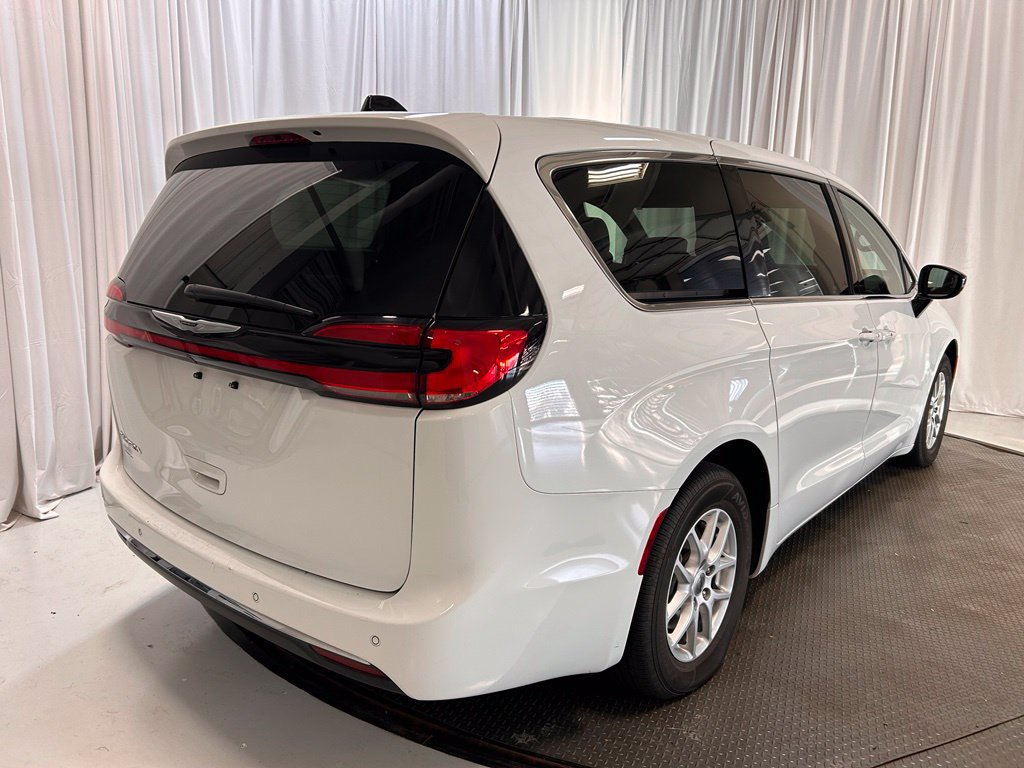 Used 2025 Chrysler Pacifica Select FWD image 30