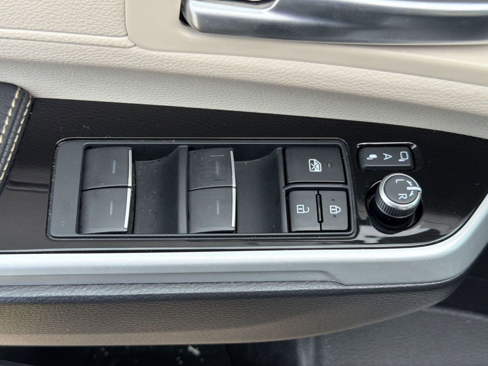 Used 2025 Toyota Sienna Platinum FWD image 21