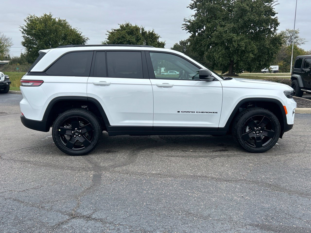 New 2027 Jeep Grand Cherokee Laredo X AWD/4WD image 2