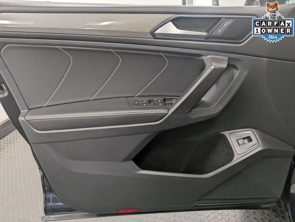 Used 2022 Volkswagen Tiguan SE w/ Panoramic Sunroof Package AWD/4WD image 9