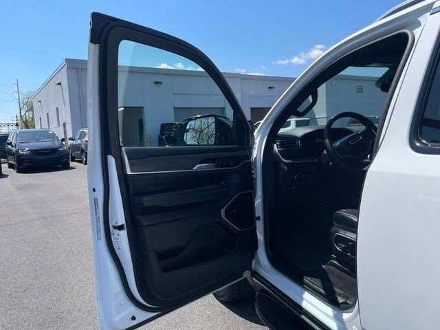 Certified 2024 Jeep Wagoneer L Series II w/ Flexible Seating Group AWD/4WD image 37