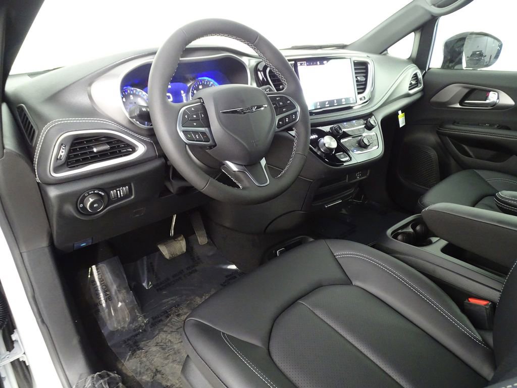 New 2026 Chrysler Pacifica Select image 24
