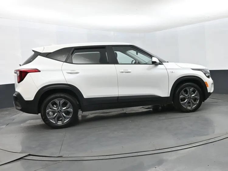 Used 2026 Kia Seltos LX FWD image 4